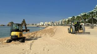 Comencen els treballs d’anivellament de les platges de Blanes per a la temporada d’estiu