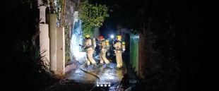Un incendi afecta tres naus industrials a la Bisbal