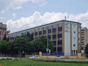 La UdG omple de plaques solars la façana de la facultat de Medicina