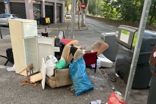 Girona activa un dispositiu policial contra l'abandonament de voluminosos al carrer