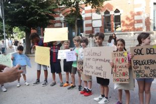 Protesta a l'escola Joan Bruguera de Girona per l'excés de soroll i calor a les aules