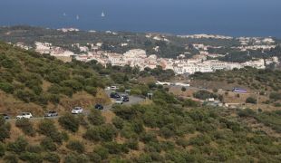 Continuen les tasques d'extinció de l’incendi de Cadaqués amb la mirada posada a la tramuntana