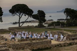 Prop de 170 persones assisteixen al 4t festival de ioga Emporiom d’Empúries