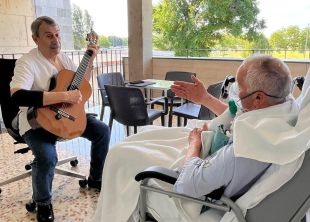 L’Hospital Santa Caterina impulsa la musicoteràpia per millorar el benestar dels pacients crítics