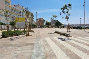 El primer tram del passeig del Mar de Palamós s’obre als vianants un cop enllestida la reforma