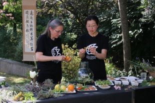 Unes 70 persones participen en el primer taller d’elaboració de ratafia per al públic japonès
