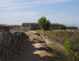 Figueres millora el camí de ronda del castell de Sant Ferran 