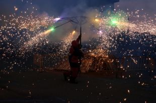 La revetlla de Sant Joan omple de foc i festa Girona amb fogueres, música i la Flama del Canigó