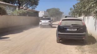 Una urbanització sense asfaltar a Sant Martí d'Empúries cobreix de pols els veïns