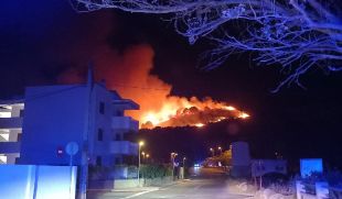 19 dotacions de Bombers lluiten de matinada contra un incendi forestal a l'Escala