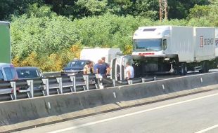 Cues de sis quilòmetres a l’AP-7 per una furgoneta bolcada a Fogars de la Selva