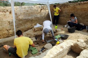 Troben restes romanes i un mausoleu anterior a la capella de Sant Joan Sescloses de Peralada