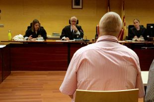 Un acusat admet que va calar foc a una casa veïna a Santa Coloma de Farners ''fart'' de la brutícia