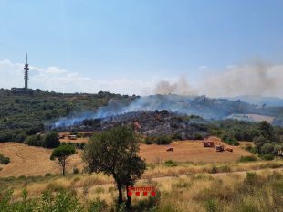 24 dotacions de Bombers lluiten contra un incendi a la Font de la Pólvora de Girona