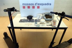 Desmantellat un punt de venda de droga en un pis ocupat de Lloret i tres traficants detinguts