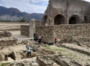 Confirmen l'existència d'un gran complex funerari dels segles IV-IV dC a la Ciutadella de Roses