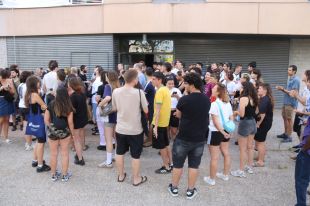 Una setantena de persones protesten pel desnonament d'una família en un pis municipal de Girona