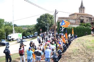Tensió entre els Mossos i uns 50 manifestants en la protesta per la visita del rei a Sant Martí Vell 