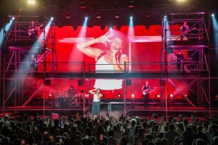 Sebastián Yatra encén la nit de Cap Roig amb els seus èxits, balades i pop llatí 