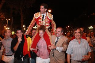 Centenars d'aficionats surten de la Monumental amb els toreros a les espatlles i tallen la Gran Via