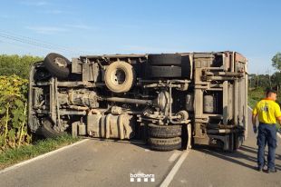 Tallada la GI-634 a Jafre per un camió que ha bolcat a la carretera