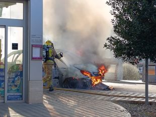 S'incendia un vehicle aparcat davant una farmàcia a Vilafant