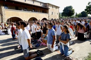 Un miler de joves pelegrins de Madrid fan parada a Cervià de Ter després del Jubileu amb el Papa a Roma