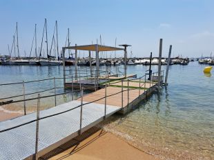 Palamós compta de nou amb un accés autònom per a persones de mobilitat reduïda a la platja