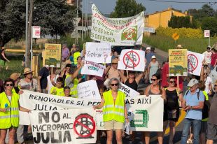 Membres de 'Mobilitzem la llera' tallen la C-66 a Bordils per protestar contra el projecte Julia