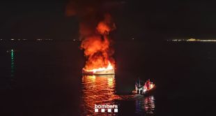 Crema una embarcació tripulada davant la costa de Roses