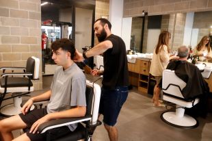 Girona fa classes de català in situ als comerços de la ciutat per impulsar l'ús de la llengua a la feina
