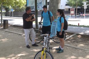 Educadors ambientals consciencien els visitants a l'estany de Banyoles per respectar l'espai
