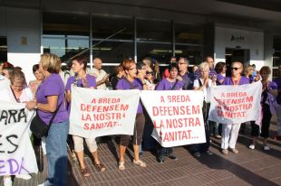 Mig centenar de persones desfilen per Girona contra el tancament a la nit dels CAP de la Selva 