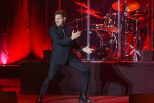 Un Michael Bublé eclèctic enamora Cap Roig en el concert de cloenda del festival