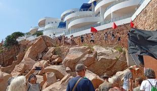 Mig centenar de persones reclamen reobrir el Camí de Ronda a Sant Feliu de Guíxols