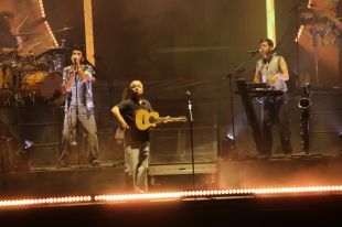Oques Grasses omplen l'Acústica de Figueres en la nit més rodona del festival