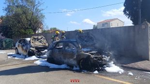Dos cotxes calcinats i un tercer afectat en un incendi a Torroella de Fluvià