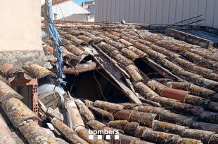 L'esfondrament parcial d’un teulat a Figueres obliga a desallotjar dues finques