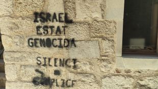 Omplen de pintades contra Israel la façana del centre jueu de Girona