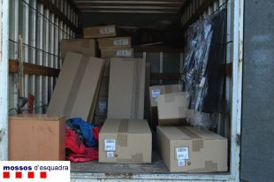 Detinguts in fraganti quatre homes que robaven la càrrega d'un camió a l'AP7 a Aiguaviva