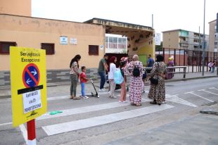Primer dia d'escola a l'Àgora de Girona amb el carrer tallat al trànsit