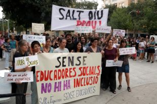 250 persones denuncien a Salt la ''reducció encoberta'' d'educadors socials a les aules
