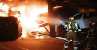 Un camió de transport de vehicles pateix un accident i s'incendia a l’AP-7 a Llers