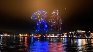 El Lloret Drone Festival il·lumina el cel amb 300 drons en homenatge al patrimoni de la vila