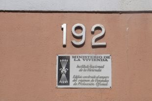 Girona elimina una trentena de plaques franquistes en edificis privats de la ciutat