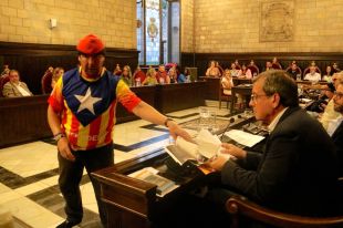 Antimonàrquics estripen una foto de Felip VI davant el regidor de Vox a Girona