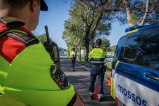Enxampen a Pedret i Marzà un conductor amb carnet retirat, begut i manipulant el mòbil