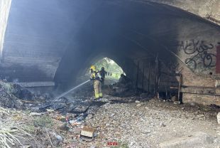 Els Bombers extingeixen un incendi al parc de Lloveres a la Jonquera