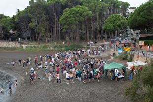 Prop de 300 persones es mobilitzen a Llançà per defensar la pineda de la Farella