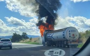 Tallada l'AP-7 a Bàscara en sentit sud per l'incendi d'un camió cisterna